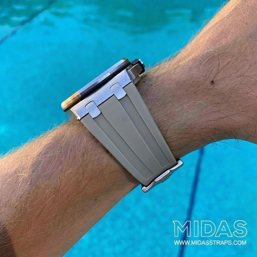 AP straps Royal Oak Offshore 42mm grey rubber strap fitted on wrist poolside