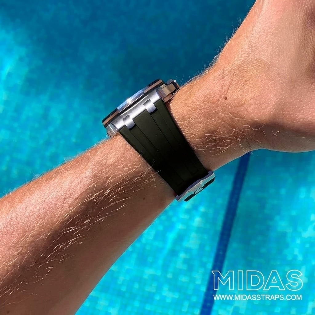 AP straps Royal Oak Offshore 42mm black rubber strap fitted on wrist poolside