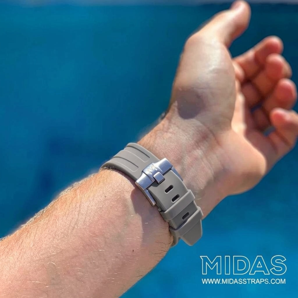 MIDAS Royal Oak Offshore 42mm grey rubber strap on wrist outdoor pool background