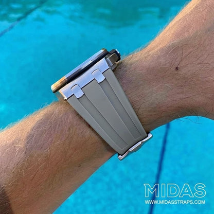 AP straps Royal Oak Offshore 42mm grey rubber strap fitted on wrist poolside