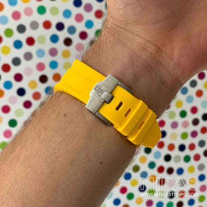 AP straps Royal Oak Offshore 42mm yellow rubber strap fitted on wrist poolside