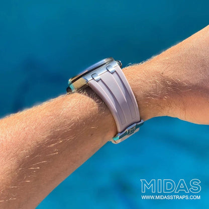 AP straps Royal Oak Offshore 42mm blush grey rubber strap fitted on wrist poolside