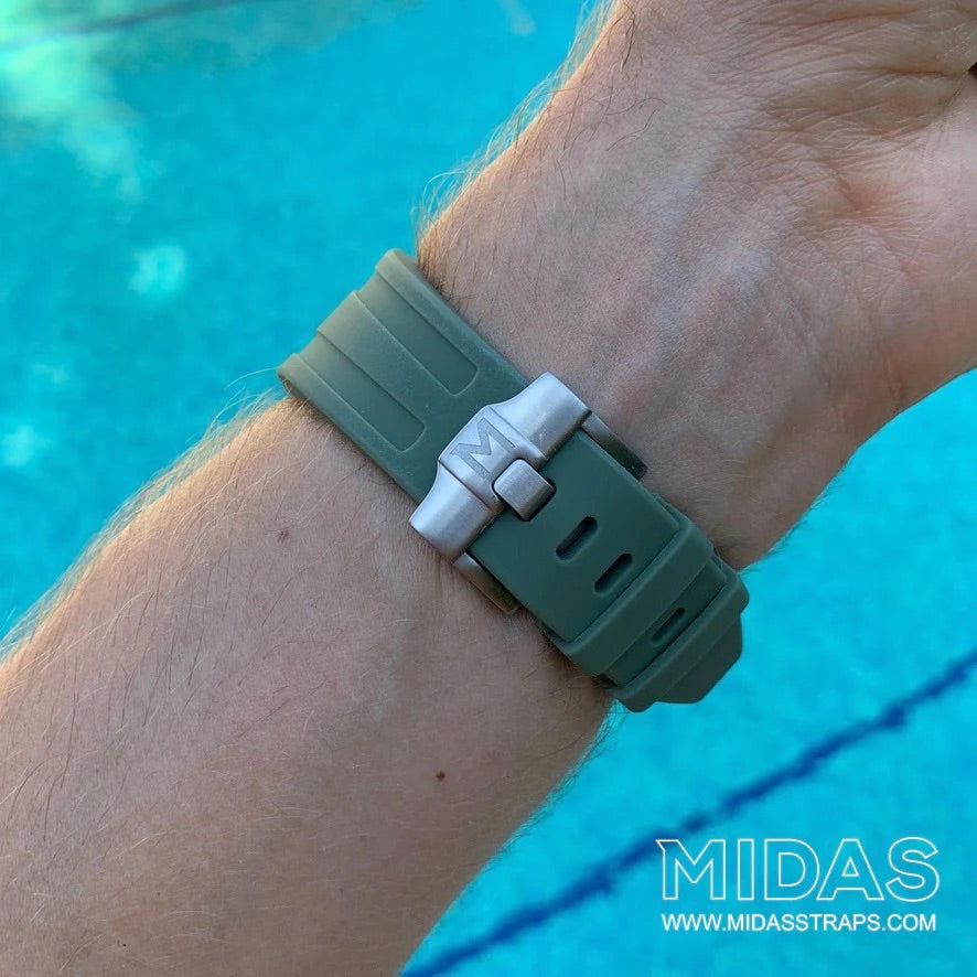 MIDAS Royal Oak Offshore 42mm khaki green rubber strap on wrist outdoor pool background