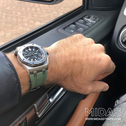 AP straps Royal Oak Offshore 42mm khaki green rubber strap fitted on wrist poolside