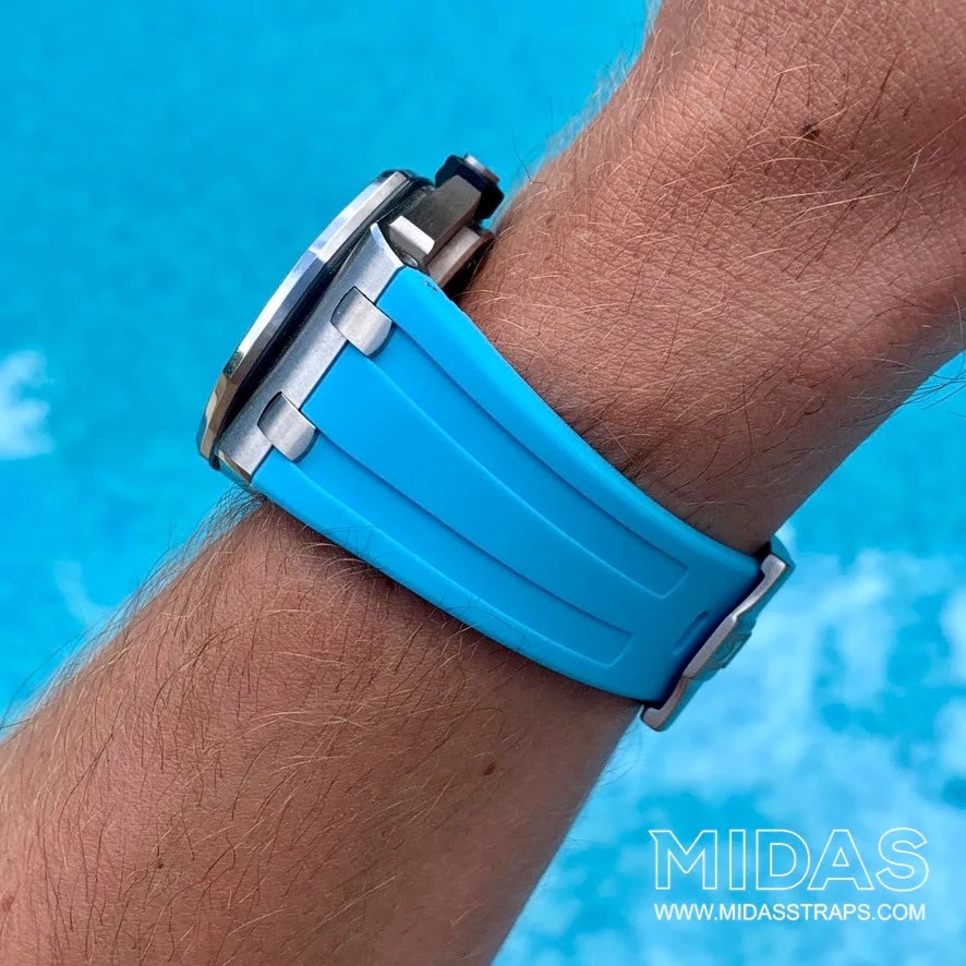 MIDAS Royal Oak Offshore 42mm riviera blue rubber strap on wrist outdoor pool background
