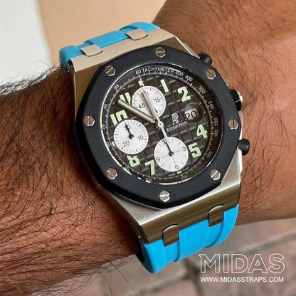 MIDAS Royal Oak Offshore 42mm riviera blue rubber strap on wrist outdoor pool background